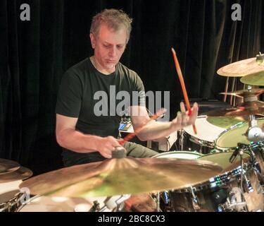 Schlagzeuger Dave Weckl wärmt sich vor einem Auftritt mit Oz Noy am 3rd und Lindsley in Nashville, Tennessee auf. Stockfoto