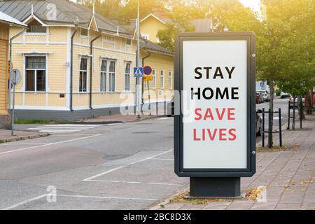 Straßenbanner mit der Aufschrift "nach Hause retten Leben". Quarantäne für die Selbstisolierung Stockfoto