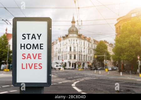 Straßenbanner mit der Aufschrift "nach Hause retten Leben". Quarantäne für die Selbstisolierung Stockfoto