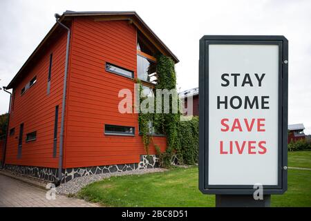 Straßenbanner mit der Aufschrift "nach Hause retten Leben". Quarantäne für die Selbstisolierung Stockfoto