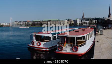 Hamburg, Deutschland - 20. April 2018: Touristenboot auf dem Pier an der Alster, Hamburg Deutschland Stockfoto