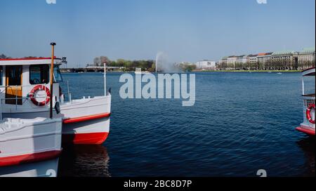 Kreuzfahrtschiff auf dem Pier an der Alster Lake, Hamburg Deutschland Stockfoto