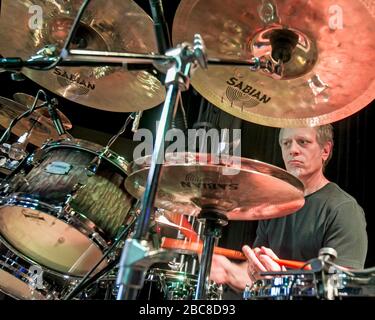 Schlagzeuger Dave Weckl wärmt sich vor einem Auftritt mit Oz Noy am 3rd und Lindsley in Nashville, Tennessee auf. Stockfoto