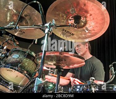 Schlagzeuger Dave Weckl wärmt sich vor einem Auftritt mit Oz Noy am 3rd und Lindsley in Nashville, Tennessee auf. Stockfoto