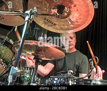 Schlagzeuger Dave Weckl wärmt sich vor einem Auftritt mit Oz Noy am 3rd und Lindsley in Nashville, Tennessee auf. Stockfoto