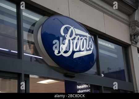 Stiefel, britisches Logo/Beschilderung für Pharma- und Kosmetikeinzelhändler in der High Street - London Stockfoto