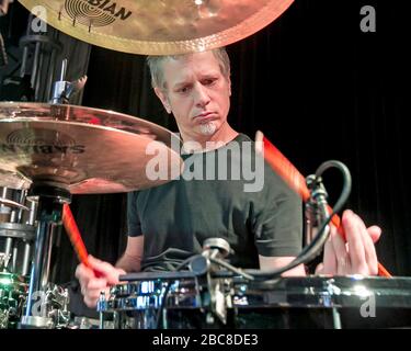 Schlagzeuger Dave Weckl wärmt sich vor einem Auftritt mit Oz Noy am 3rd und Lindsley in Nashville, Tennessee auf. Stockfoto