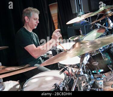 Schlagzeuger Dave Weckl wärmt sich vor einem Auftritt mit Oz Noy am 3rd und Lindsley in Nashville, Tennessee auf. Stockfoto