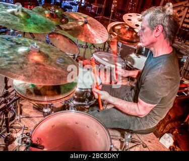 Schlagzeuger Dave Weckl wärmt sich vor einem Auftritt mit Oz Noy am 3rd und Lindsley in Nashville, Tennessee auf. Stockfoto