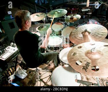 Schlagzeuger Dave Weckl wärmt sich vor einem Auftritt mit Oz Noy am 3rd und Lindsley in Nashville, Tennessee auf. Stockfoto