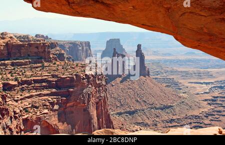 Blick auf Canyonland von unter Mesa Arch, Utah Stockfoto