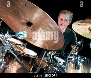 Schlagzeuger Dave Weckl wärmt sich vor einem Auftritt mit Oz Noy am 3rd und Lindsley in Nashville, Tennessee auf. Stockfoto