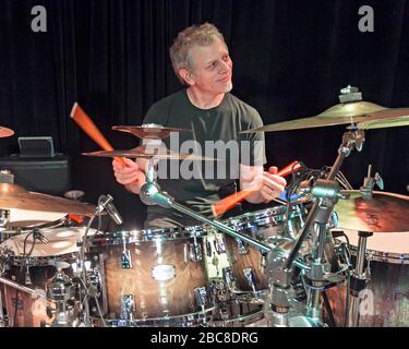 Schlagzeuger Dave Weckl wärmt sich vor einem Auftritt mit Oz Noy am 3rd und Lindsley in Nashville, Tennessee auf. Stockfoto