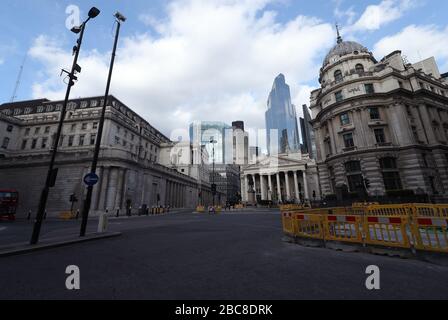 Eine ruhige Bank Junction in der Nähe der Bank of England in der City of London während der Hauptverkehrszeit am Abend, da Großbritannien weiterhin in Sperrniederlegung ist, um die Ausbreitung des Coronavirus einzudämmen. Stockfoto