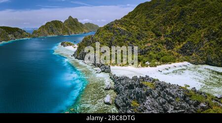 Antenne Panoramablick von Karst scharfe Klippen aus Kalkstein Insel Abenteuer Tour nach El Nido, Palawan, Philippinen. Stockfoto