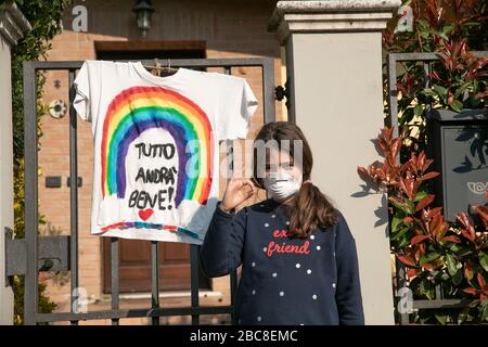 Optimistische maskierte Mädchen mit Regenbogen im Hintergrund alles wird für Covid Coronavirus in Ordnung sein Stockfoto