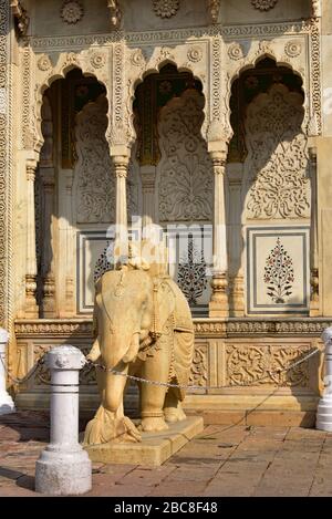 Details der Rajendra Pol Gateway im City Palace von Jaipur, Rajasthan, Westindien, Asien. Stockfoto