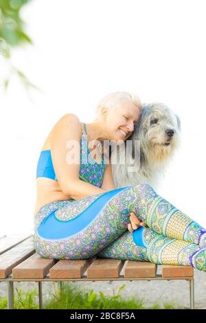 IKYA-Meditation, Frau in Sportswear fröhlich am See Stockfoto