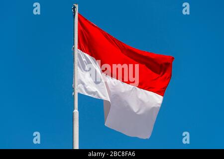 Horizontale Nahansicht der roten und weißen Bicolor-Flagge Indonesiens. Stockfoto