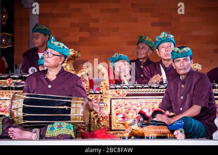 Horizontaler Blick auf eine Gruppe von Musikern, die in Indonesien traditionelle balinesische Musik spielen. Stockfoto