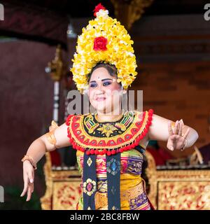 Quadratisches Porträt einer weiblichen Barong-Tänzerin in Bali, Indonesien. Stockfoto