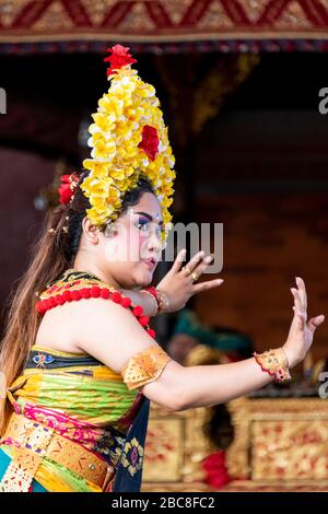 Vertikales Porträt einer weiblichen Barong-Tänzerin in Bali, Indonesien. Stockfoto