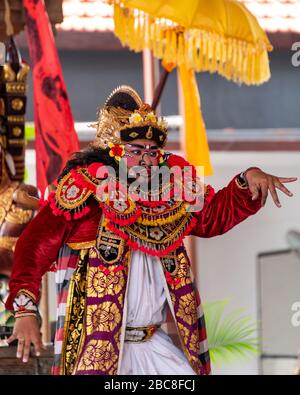 Vertikales Porträt eines männlichen Charakters im Barong-Tanz in Bali, Indonesien. Stockfoto