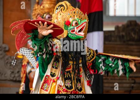 Horizontales Porträt der Garuda-Figur im Barong-Tanz auf Bali, Indonesien. Stockfoto