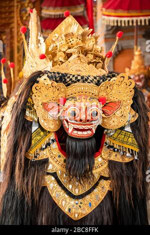 Vertikaler Blick auf die Hauptfigur im Barong-Tanz auf Bali, Indonesien. Stockfoto