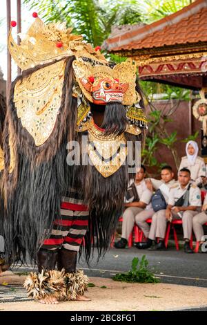 Vertikaler Blick auf die Hauptfigur im Barong-Tanz auf Bali, Indonesien. Stockfoto