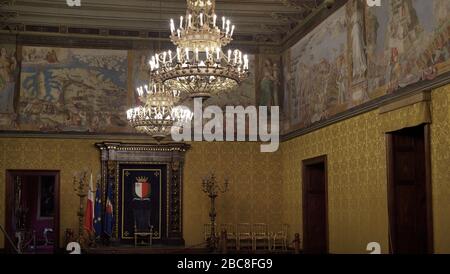 Palast des Großmeisters, 16. Bis 18. Jahrhundert. Residenz des Großmeisters des Orden des Heiligen Johannes. Saal des Obersten Rates, dekoriert mit Freskenmalereien von Matteo Perez de Aleccio (1547-1628), die die Gei-Belagerung Maltas durch das Osmanische Reich im Jahr 1565 darstellen. Valletta. Malta. Stockfoto