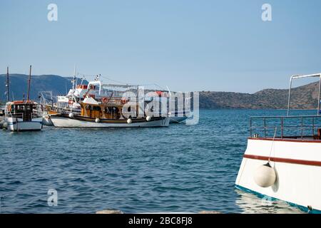 Kleine Freizeitboote vor der Küste der griechischen Insel Kreta, mit der Rückseite eines kleinen Bootes im Vordergrund Stockfoto