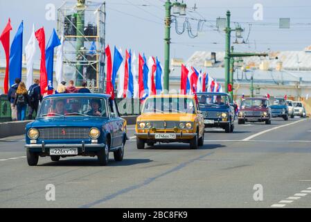 ST. PETERSBURG, RUSSLAND - 25. MAI 2019: Kolonne der sowjetischen Zhiguli-Autos bei der Retro-Verkehrsparade zu Ehren des City Day Stockfoto