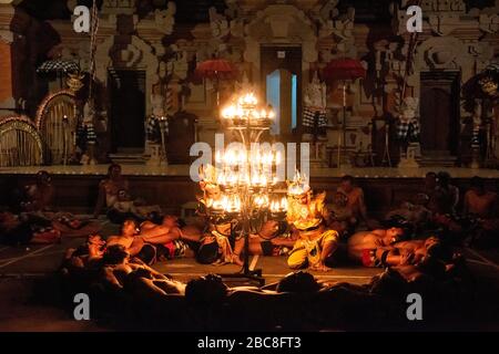 Horizontaler Blick auf einen Kecak Fire Dance in Bali, Indonesien. Stockfoto