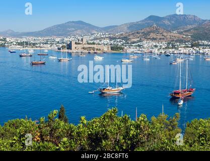 Bodrum, Provinz Mugla, Türkei. Blick über den Hafen zum Schloss von St. Peter. Bodrum ist der alte Halikarnassus. Stockfoto