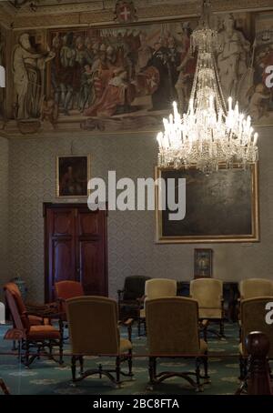 Palast des Großmeisters, 16. Bis 18. Jahrhundert. Residenz des Großmeisters des Orden des Heiligen Johannes. Saal der Seiten. Warteraum für die jungen Positionen des Großmeisters, dekoriert mit einem Fries von Wandbildern von Leonello Spada (1576-1622), die Szenen aus der Geschichte des Orden darstellen. Valletta. Malta. Stockfoto