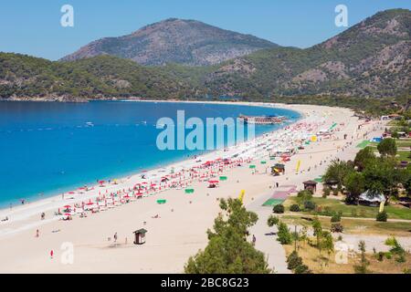 Stadt Oludeniz oder Olu Deniz, Provinz Mugla, Türkei. Strandresort. Stockfoto