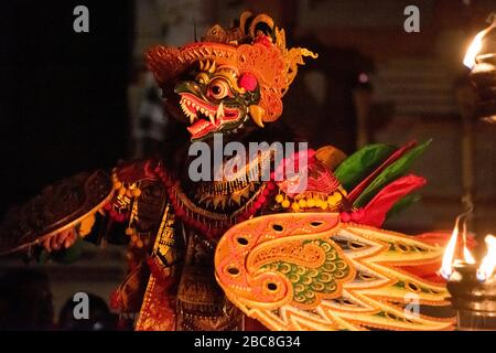 Horizontales Porträt der Garuda-Figur im Kecak Fire Dance auf Bali, Indonesien. Stockfoto