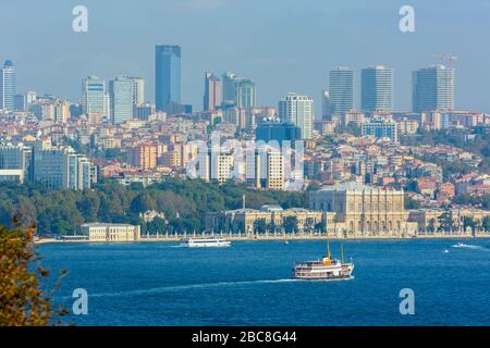 Istanbul, Türkei. Blick über den Bosporus zum Stadtteil Besiktas. Dolmabahce Palace am Ufer. Moderne Gebäude dahinter Stockfoto