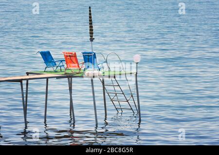 In der Nähe von Sarkoy, Provinz Tekirdag, Türkei. Badesteg mit Liegestühlen am Ufer des Marmarameers. Stockfoto