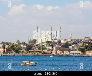 Istanbul, Türkei. Die Blaue Moschee oder die Sultan-Ahmet-Moschee vom Marmarameer aus gesehen. Stockfoto