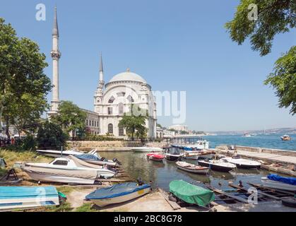 Istanbul, Türkei. Die Dolmabahce-Moschee am Bosporus. Stockfoto