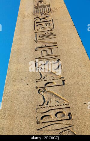 Istanbul, Türkei. Hieroglyphen auf dem ägyptischen Obelisk im Hippodrom. Der Obelisk wurde ursprünglich in Oberägypten von Pharao Tuthmosis III. Um den König erhöht Stockfoto