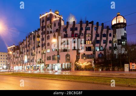 Deutschland, Sachsen-Anhalt, Magdeburg, Blick auf das Hundertwasserhaus "Grüne Zitadelle" zur blauen Stunde Stockfoto