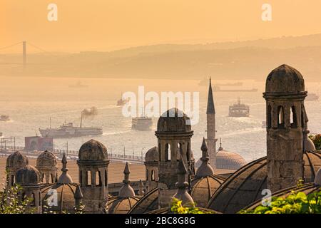 Istanbul, Türkei. Schiffahrt auf dem Goldenen Horn von der Süleymaniye-Moschee aus gesehen Stockfoto