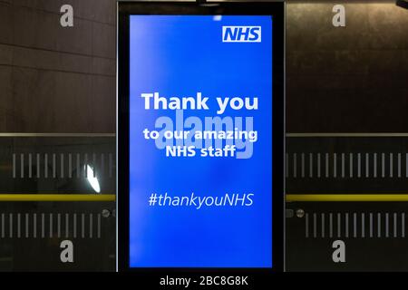 London, Großbritannien. April 2020. NHS "Danke"-Digitalposter im Bahnhof London Blackfriers. UK Gov sagte heute, dass insgesamt 3.605 Menschen jetzt an Covid-19 Coronavirus in Großbritannien gestorben sind, einschließlich 2 NHS-Krankenschwestern innerhalb der letzten 24 Stunden. Kredit: Thamesfleet/Alamy Live News Stockfoto