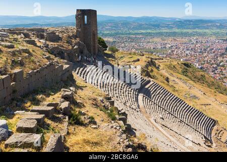 Ruinen des antiken Pergamon über Bergama, Provinz Izmir, Türkei.  Das Theater. Stockfoto