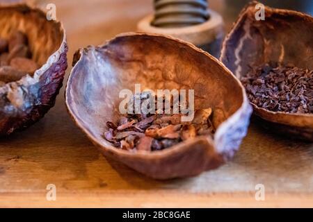 Horizontale Nahaufnahme von Nibs, die für die Schokoladenproduktion in Bali, Indonesien bereit sind. Stockfoto