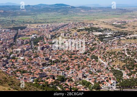 Bergama, Provinz Izmir, Türkei. Gesamtansicht der Stadt von den Ruinen des alten Pergamums. Stockfoto