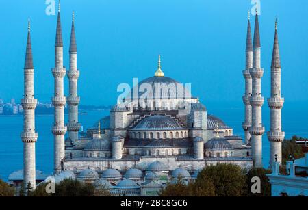 Istanbul, Türkei. Die Blaue Moschee. Sultan Ahmet Camii. Bosporus dahinter. Die Moschee gehört zu den historischen Gebieten von Istanbul, die zur UNESCO gehören Stockfoto